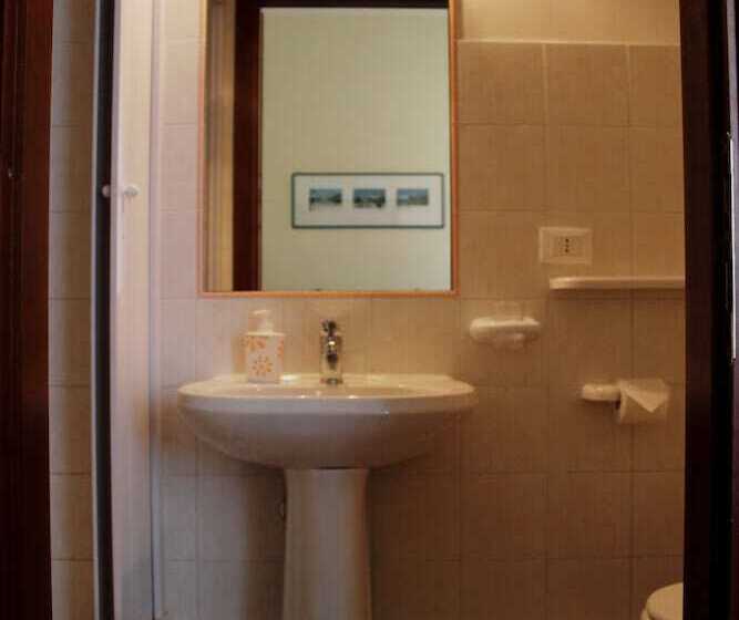 اتاق استاندارد چهار تخته, Titina B&b