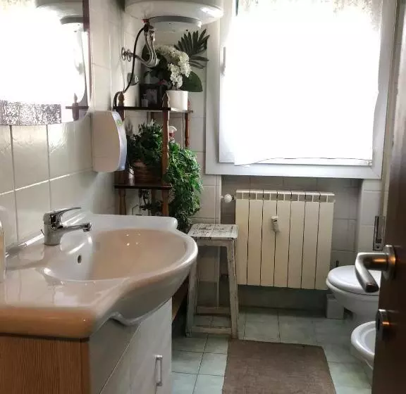 اتاق استاندارد با سرویس بهداشتی مشترک, Venice Treviso Airport Bed