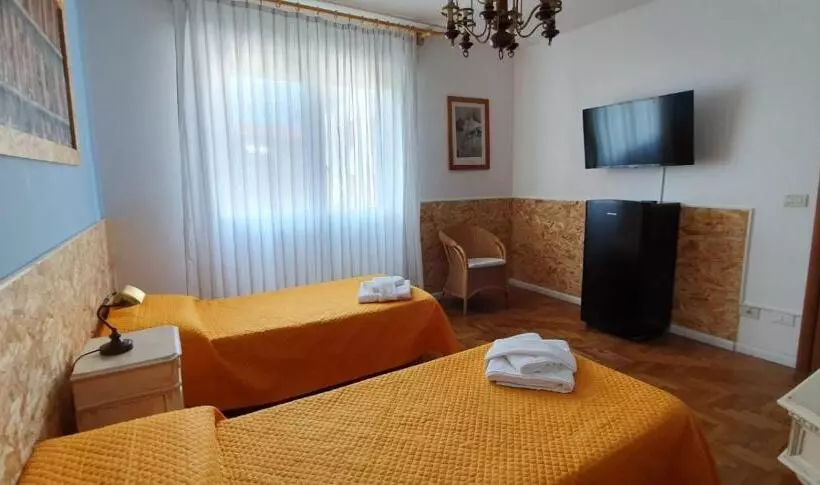 اتاق استاندارد با سرویس بهداشتی مشترک, Venice Treviso Airport Bed