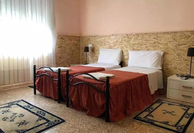 اتاق اکونومی با حمام مشترک, Venice Treviso Airport Bed