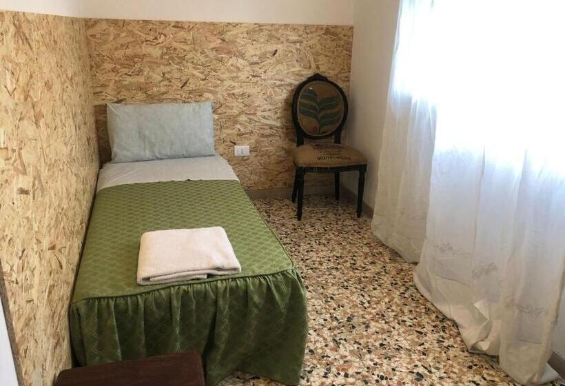 스탠다드 싱글 룸 공동욕실, Venice Treviso Airport Bed