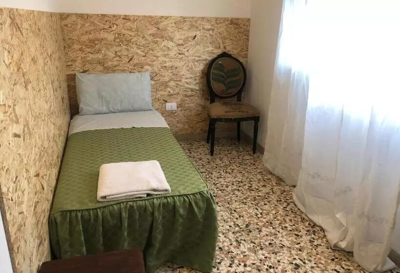 اتاق استاندارد یک تخته با سرویس بهداشتی مشترک, Venice Treviso Airport Bed