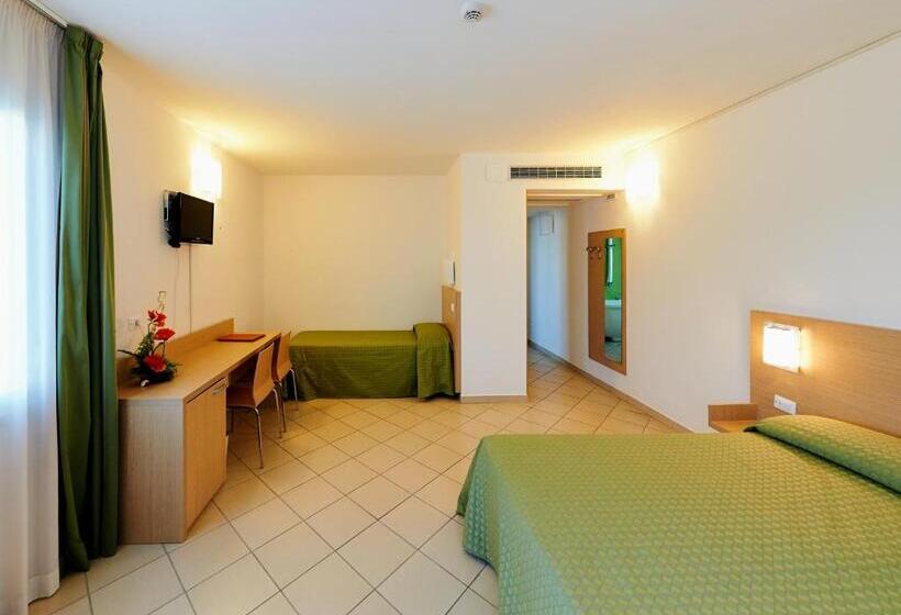 バルコニー付きスタンダードトリプルルーム, Bolgheri Marina Resort Ex Varo Village