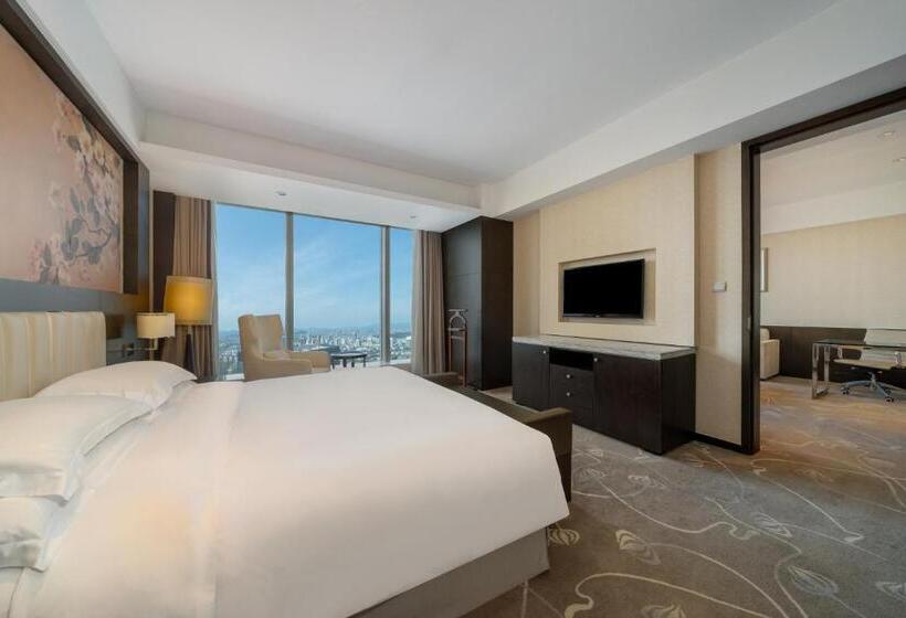 Suite with lake view, Crowne Plaza Shaoxing By Ihg