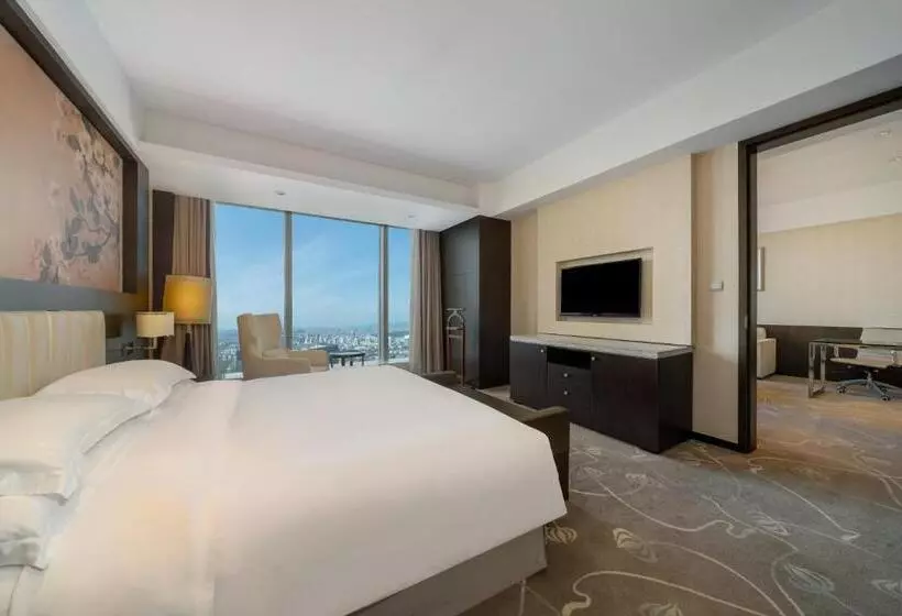 Suite with lake view, Crowne Plaza Shaoxing By Ihg