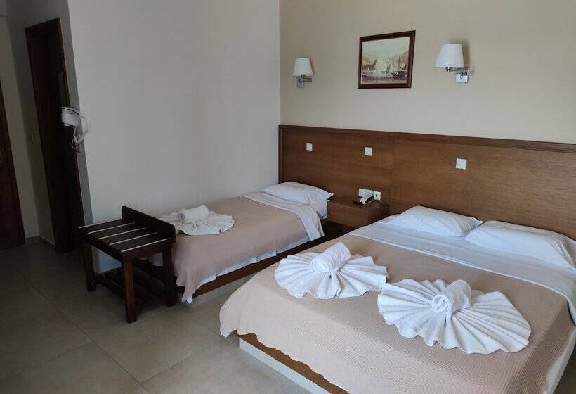 غرفة قياسية ثلاثية ذات إطلالة جانبية على البحر, Filoxenia Hotel Monemvasia