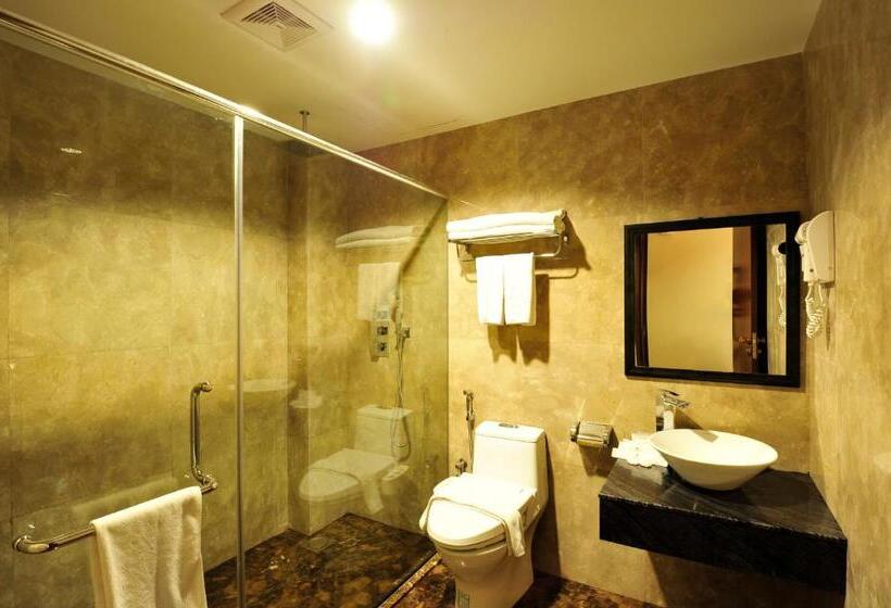 Suite Familiar, Hallmark Crown