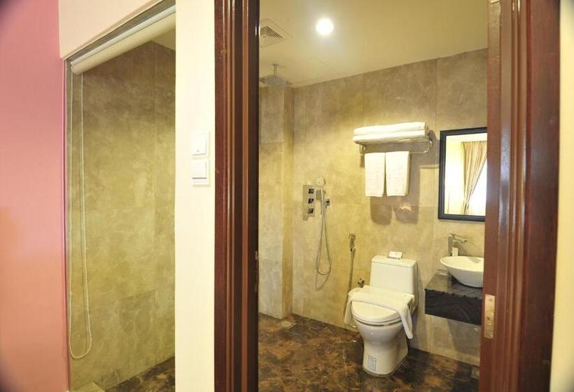 Suite Familiar, Hallmark Crown