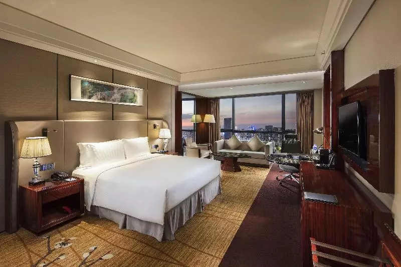 キングサイズベッドのエクゼクティブルーム, Hilton Foshan