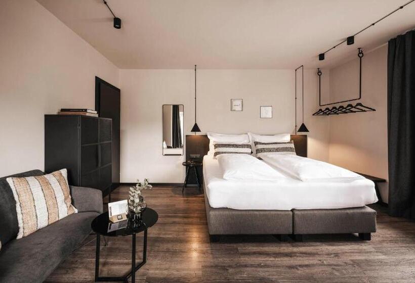 חדר סטנדרט לשלושה, Lowenhof