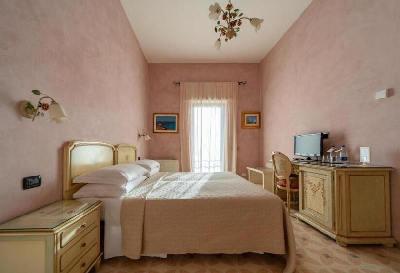 Quarto Triplo Estandar com Sacada, Villa Rosa Antico
