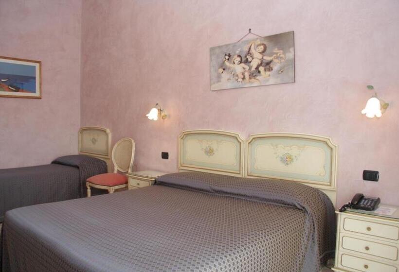 Quarto Triplo Estandar com Sacada, Villa Rosa Antico