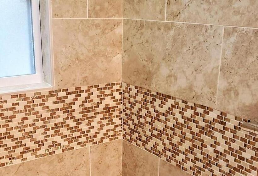 スタンダードルーム, Stylish Suite Tampa Minutes To Hard Rock Casino