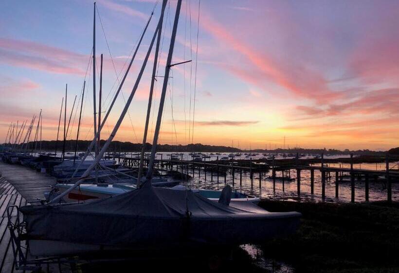 חדר סטנדרד יחיד חדר אמבטיה משותף, Itchenor Sailing Club