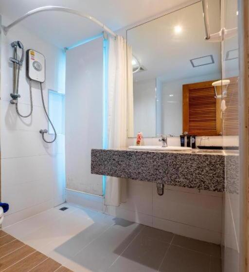 キングサイズベッドのスタンダードルーム, By Dee At Jomtien