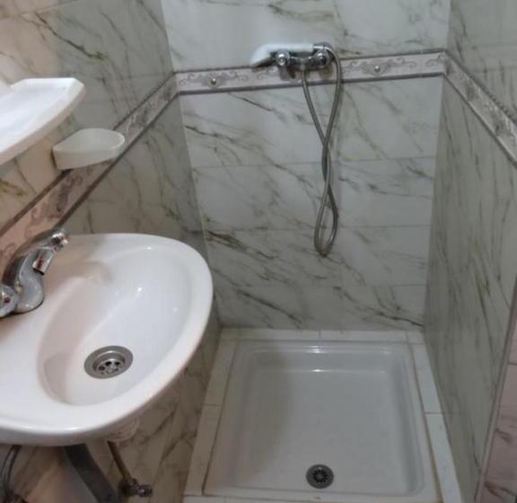 اتاق استاندارد سه نفره, Imouzzer