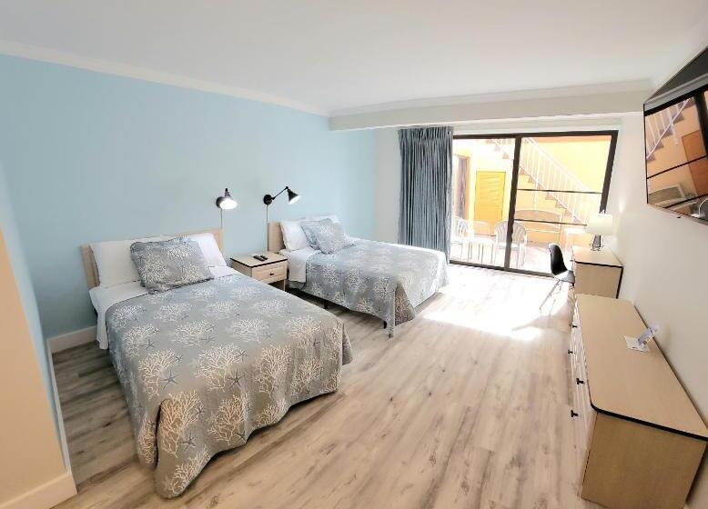 اتاق استاندارد با چشم‌انداز استخر, Satellite Motel