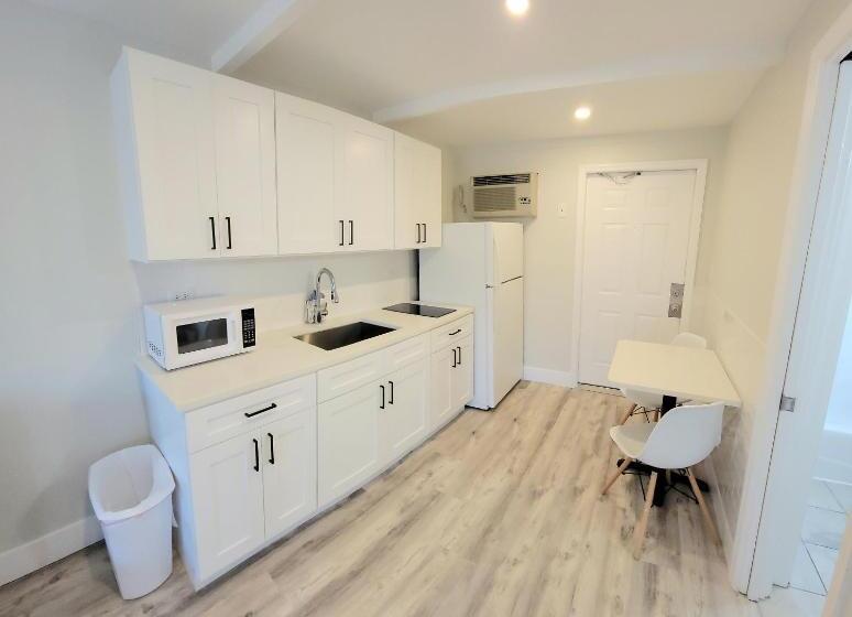 חדר סטנדרט עם מרפסת, Satellite Motel