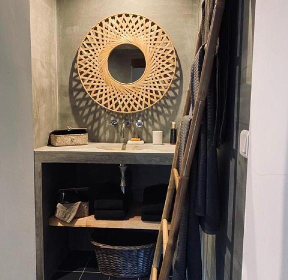 スタンダードスタジオ, Domaine Le Petit Hameau