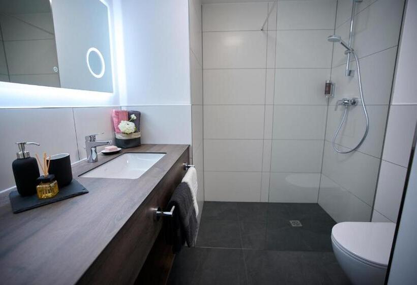 Номер Стандарт Вид на Озеро, Kapelle