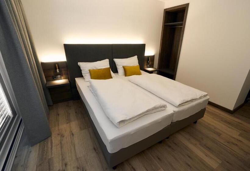 Номер Стандарт Вид на Озеро, Kapelle