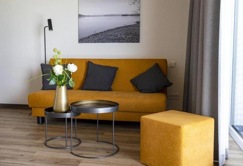 Suite with lake view, Kapelle