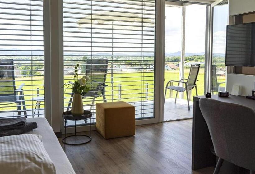 Suite with lake view, Kapelle