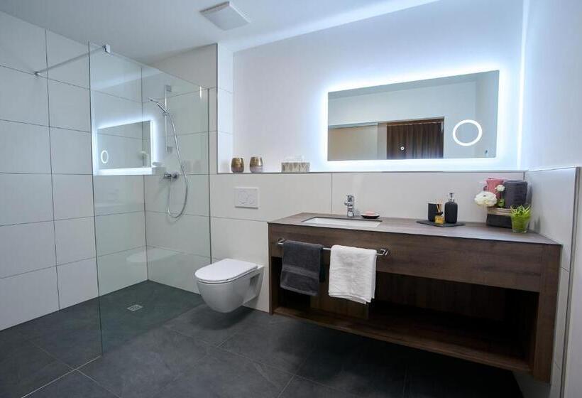 Suite with lake view, Kapelle