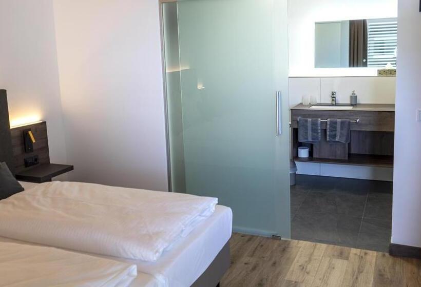 Suite with lake view, Kapelle