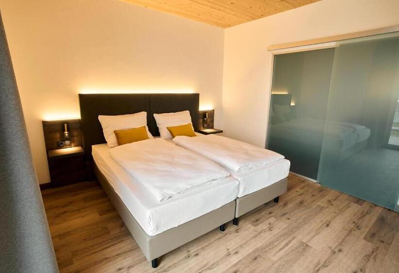 Suite with lake view, Kapelle