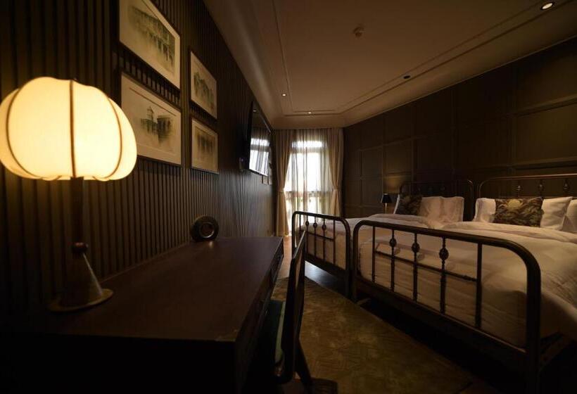 سوئیت جونیور با استخر, Verdigris