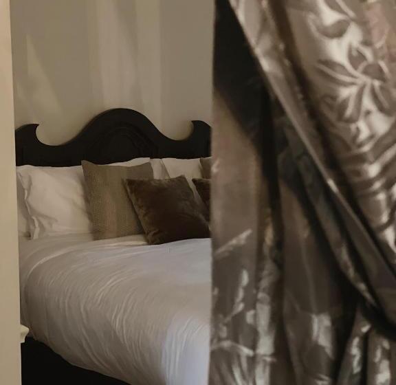 سوئیت جونیور با استخر, Verdigris