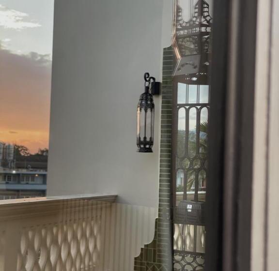 سوئیت جونیور با استخر, Verdigris