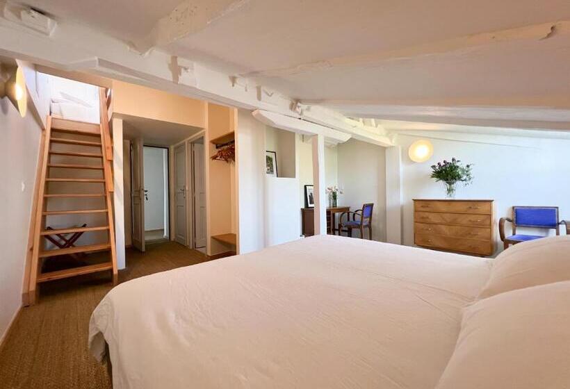 Cameră Familiară, Casaviel