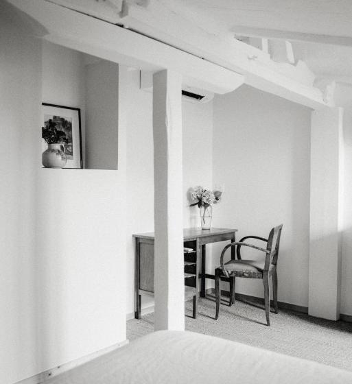 Cameră Familiară, Casaviel