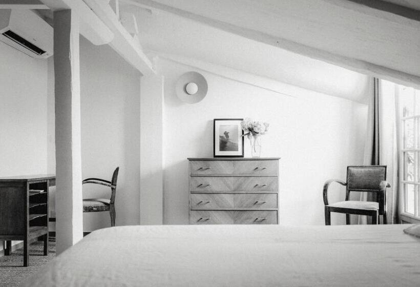 Cameră Familiară, Casaviel