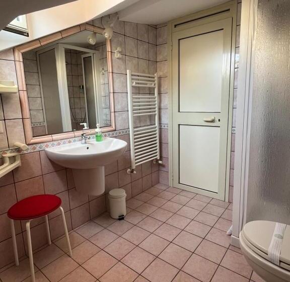 غرفة قياسية مع حمام خارجي, Pizzo Central House