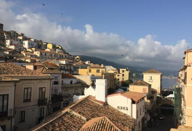 غرفة قياسية مع حمام خارجي, Pizzo Central House