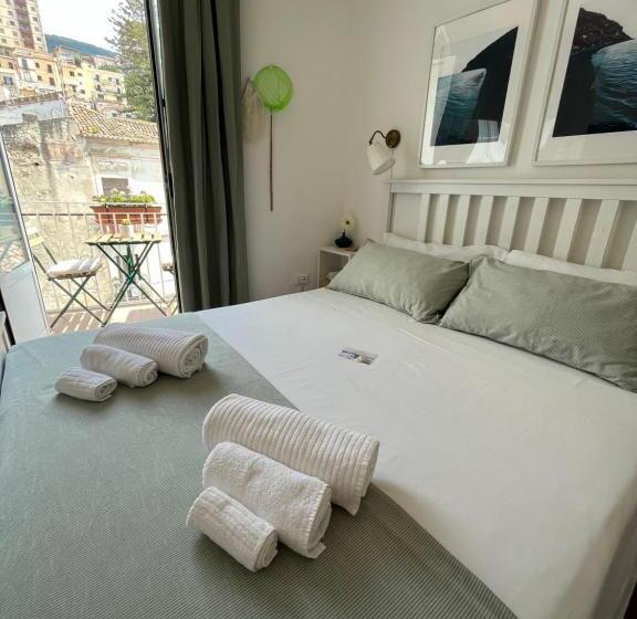 غرفة قياسية مزوَّدة بشُرفة, Pizzo Central House