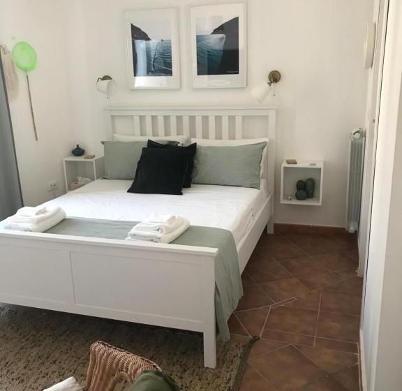 غرفة قياسية مزوَّدة بشُرفة, Pizzo Central House