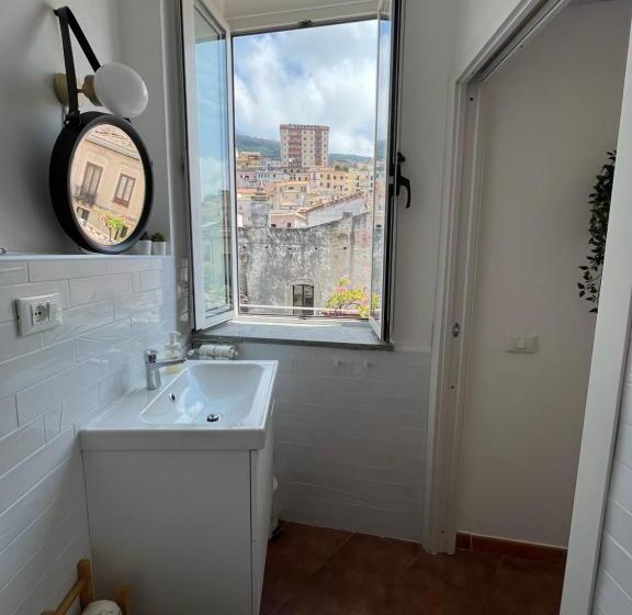 غرفة قياسية مزوَّدة بشُرفة, Pizzo Central House