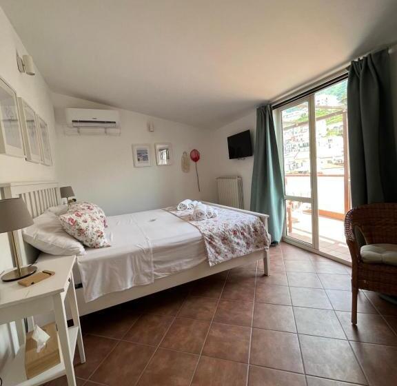 غرفة قياسية مع حمام خارجي, Pizzo Central House