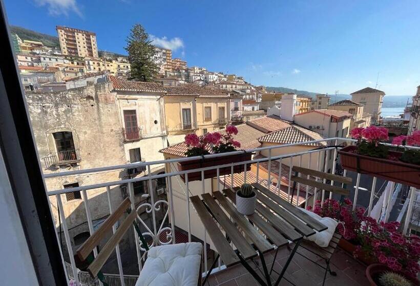 غرفة قياسية مزوَّدة بشُرفة, Pizzo Central House