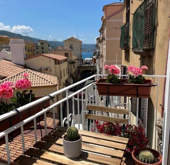 غرفة قياسية مزوَّدة بشُرفة, Pizzo Central House