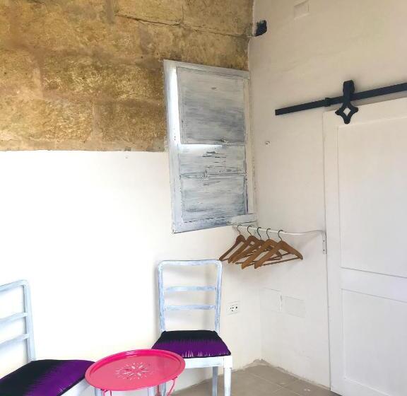 חדר יחיד עם טרסה, Chicchisanti