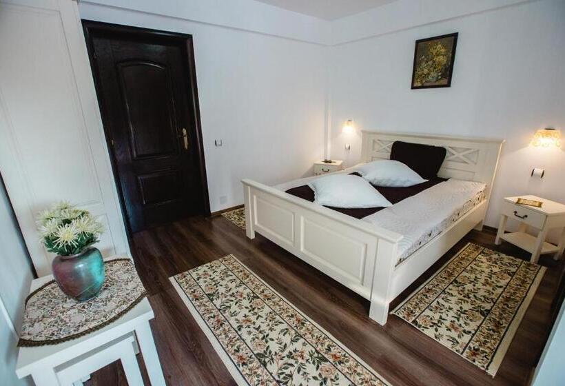 Номер Стандарт Вид на Озеро, Poarta Calimanilor