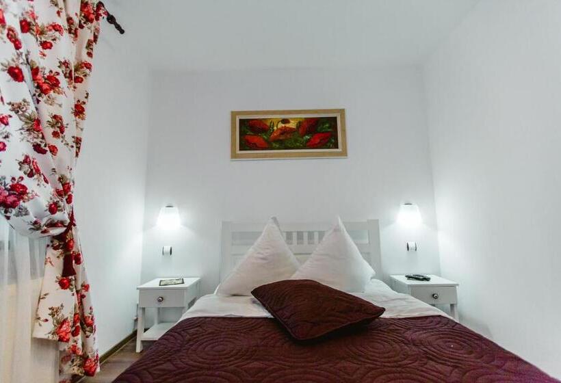 Номер Стандарт Вид на Озеро, Poarta Calimanilor