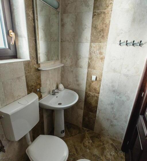 Номер Стандарт Вид на Озеро, Poarta Calimanilor