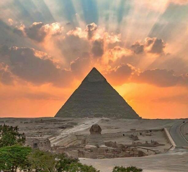 سوییت, Pyramids View Inn