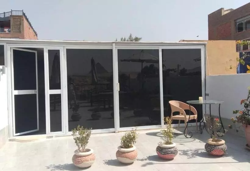سوییت, Pyramids View Inn